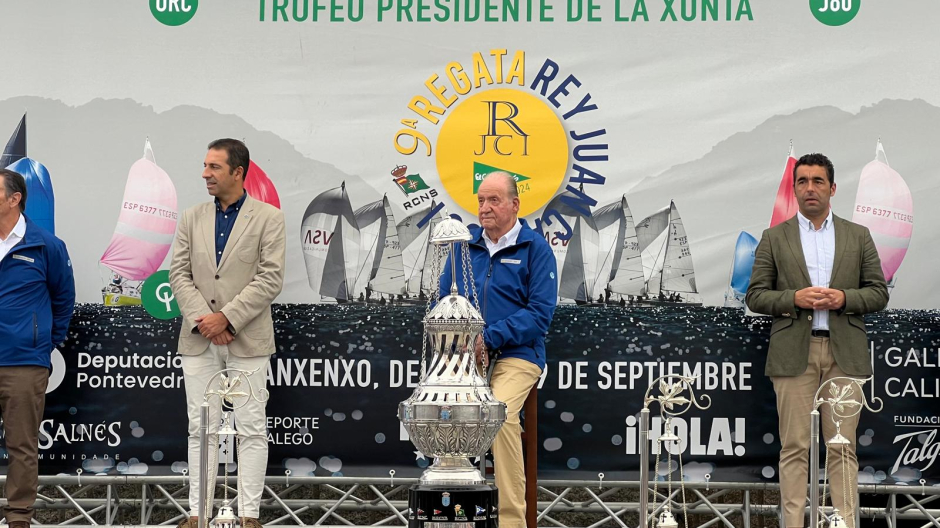 Don Juan Carlos en la entrega de premios de la regata de Sangenjo