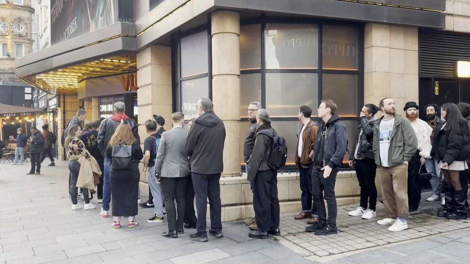 Seguidores del grupo Coldplay esperando en una calle de Londres