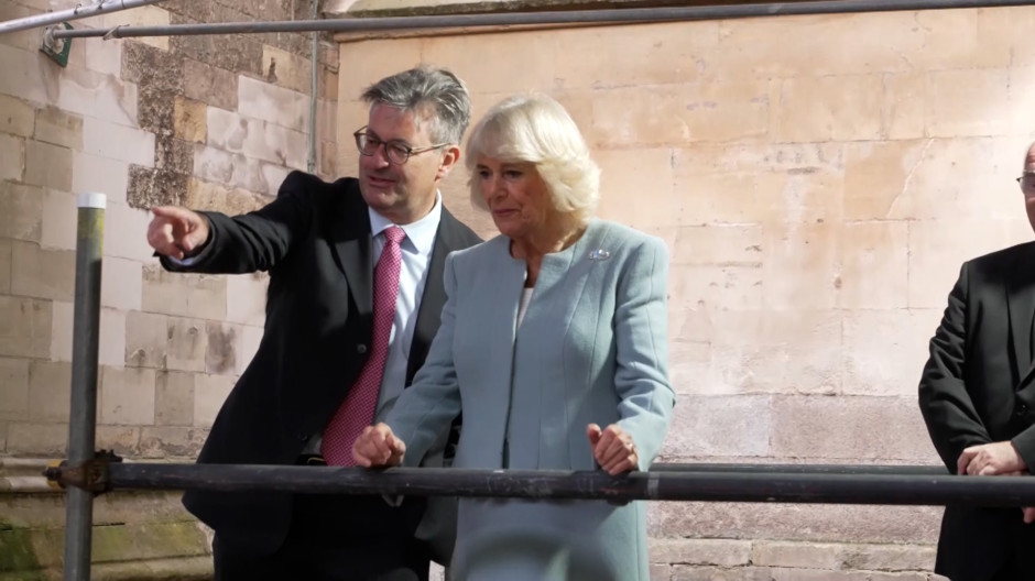 La reina Camila visita las obras de la sacristía Carlos III en Westminster