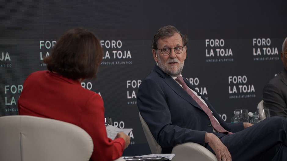 Rajoy bromea con el nuevo tapón de las botellas tras la regulación europea