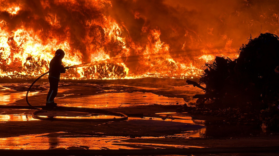 Bombero en el incendio de la planta de reciclaje de Arganda