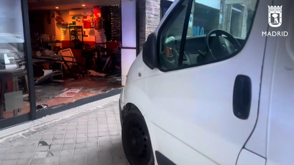 El vehículo ha acabado empotrado en la fachada de la pizzería