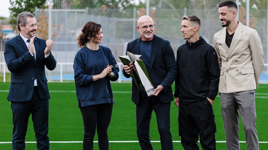 Ayuso entrega el Premio Internacional del Deporte de la Comunidad a la Selección de Fútbol