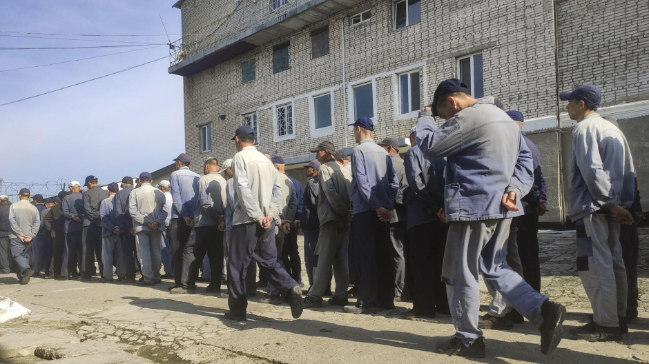 Prisioneros de guerra rusos forman fila para bajar a los búnkeres de la prisión