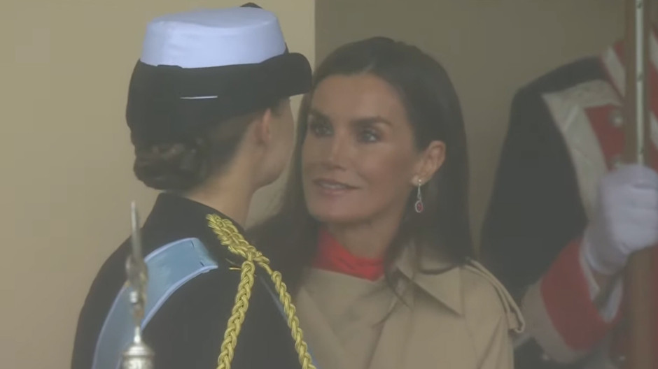 El tierno momento entre la Reina y la Princesa bajo la lluvia durante el desfile militar