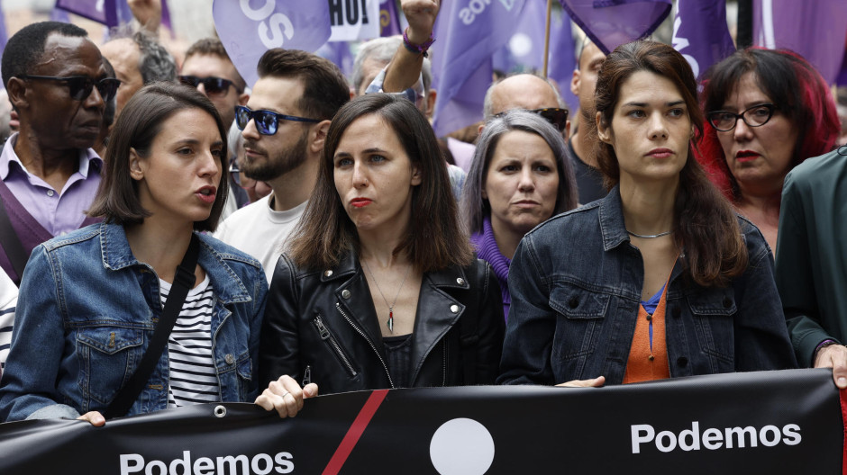 Las militantes de Podemos Ione Belarra (c), Irene Montero (i) e Isa Serra durante la manifestación que bajo el lema 'Se acabó. Bajaremos los alquileres' tiene lugar este domingo en Madrid en reclamo de medidas eficientes que ayuden a contener el precio de