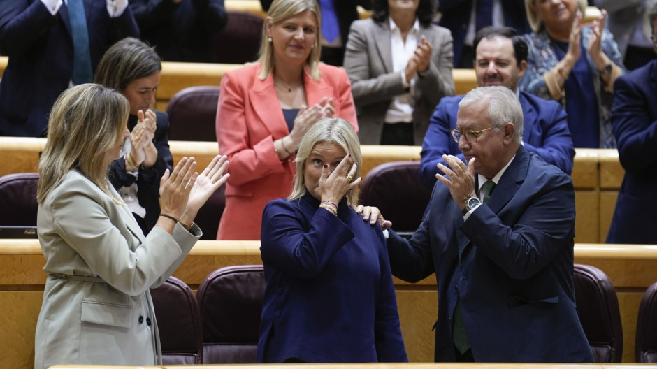 Marimar Blanco, emocionada ante el aplauso de sus compañeros del PP en el Senado