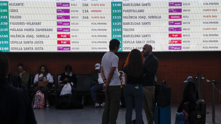 Usuarios de la estación de Atocha consultan las pantallas con las salidas previstas