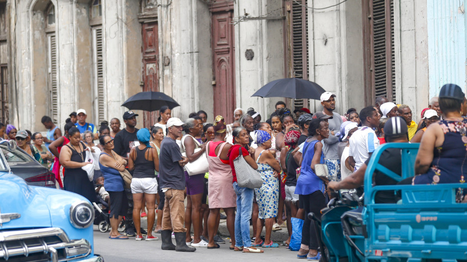 Cubanos afectados por el apagón nacional