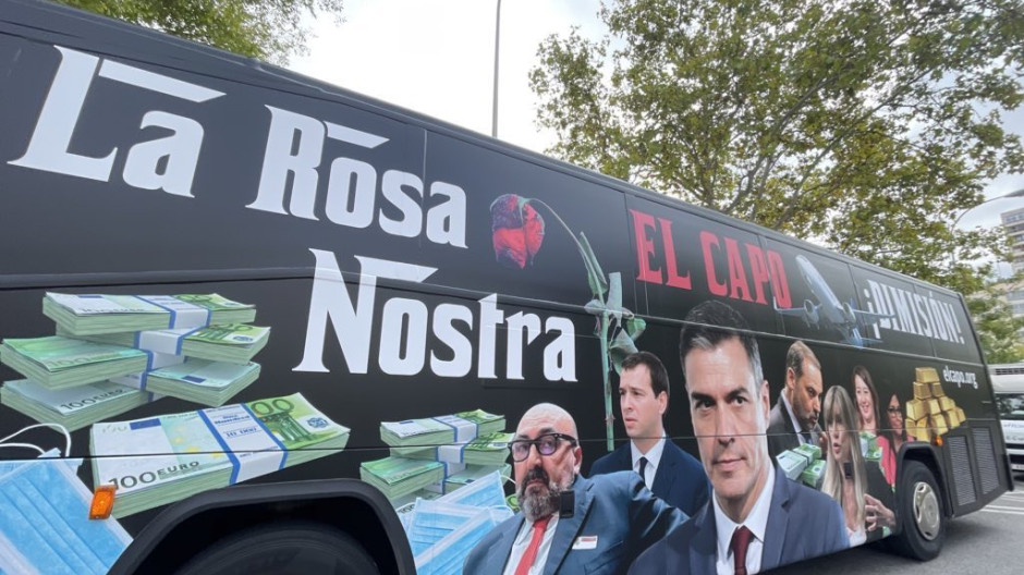 HazteOir presenta su nuevo autobús que muestra a Sánchez como el capo mafioso de «La Rosa Nostra»