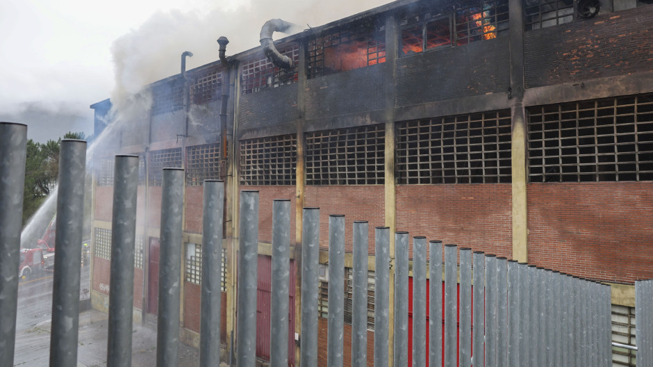 Bomberos controlan incendio en nave industrial de Arrigorriaga sin riesgo de propagación