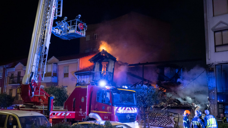 Un muerto y dos desaparecidos por el derrumbe de un edificio en Santander tras una explosión de gas