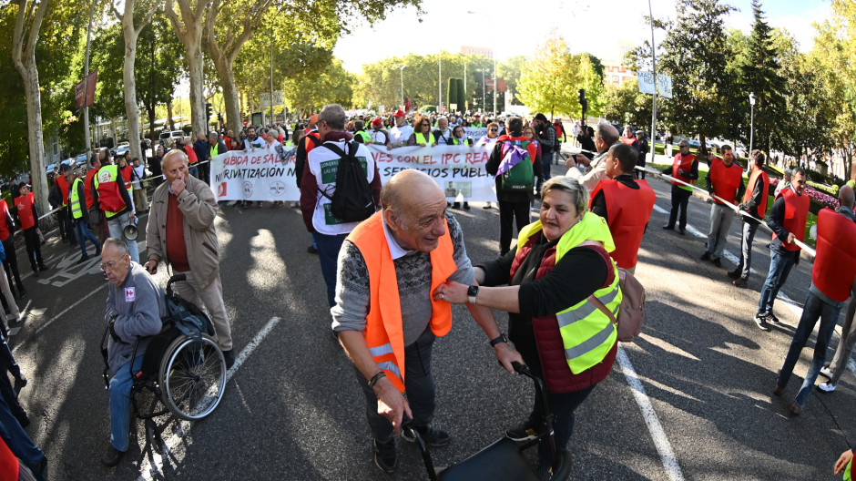 Cientos de pensionistas se manifiestan en Madrid contra la privatización de las pensiones