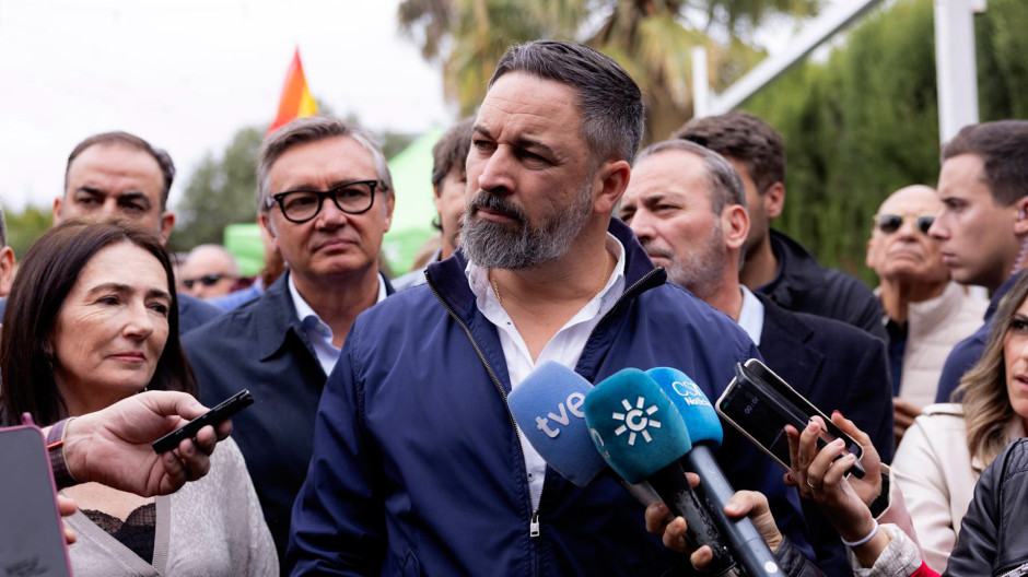 Santiago Abascal atiende a los medios antes de una comida con afiliados en Huelva