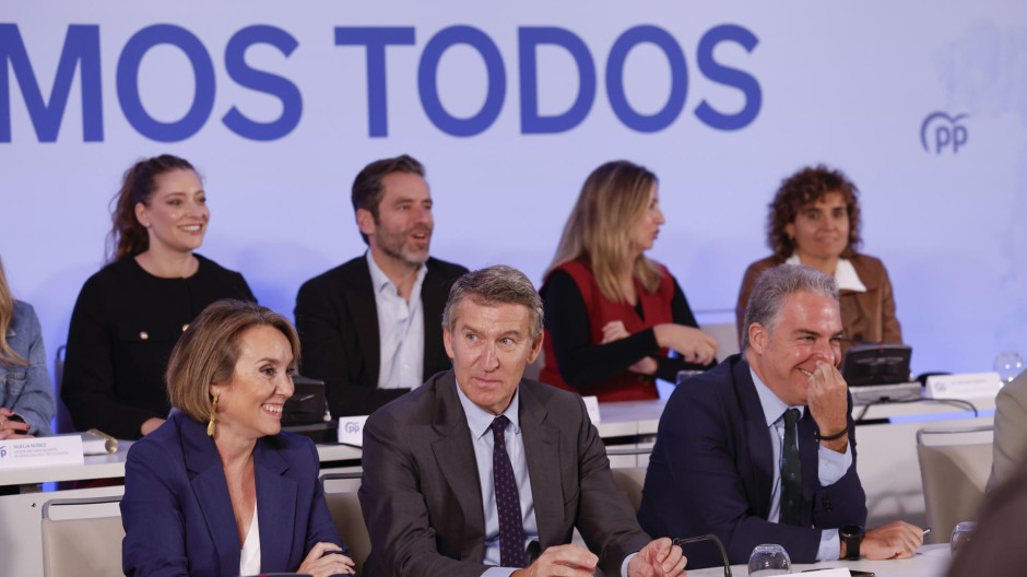 El líder del PP, Alberto Núñez Feijóo, junto a la dirección nacional del partido