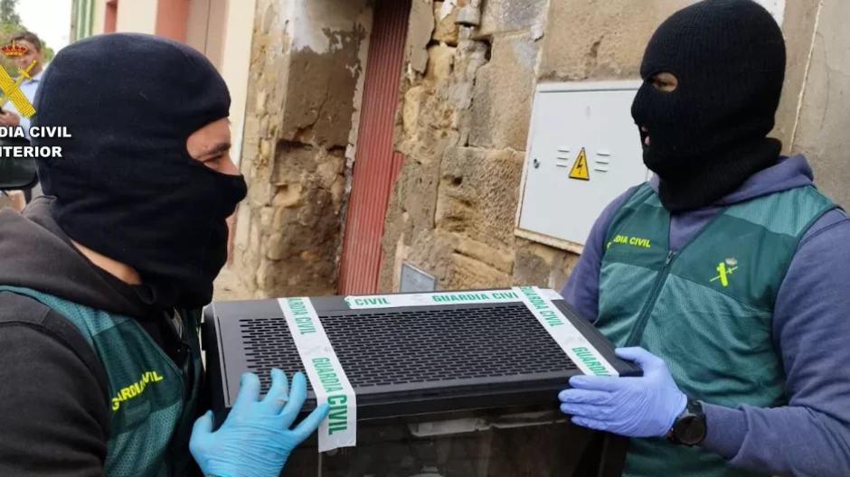 Agentes de la Guardia Civil durante el registro del domicilio del detenido