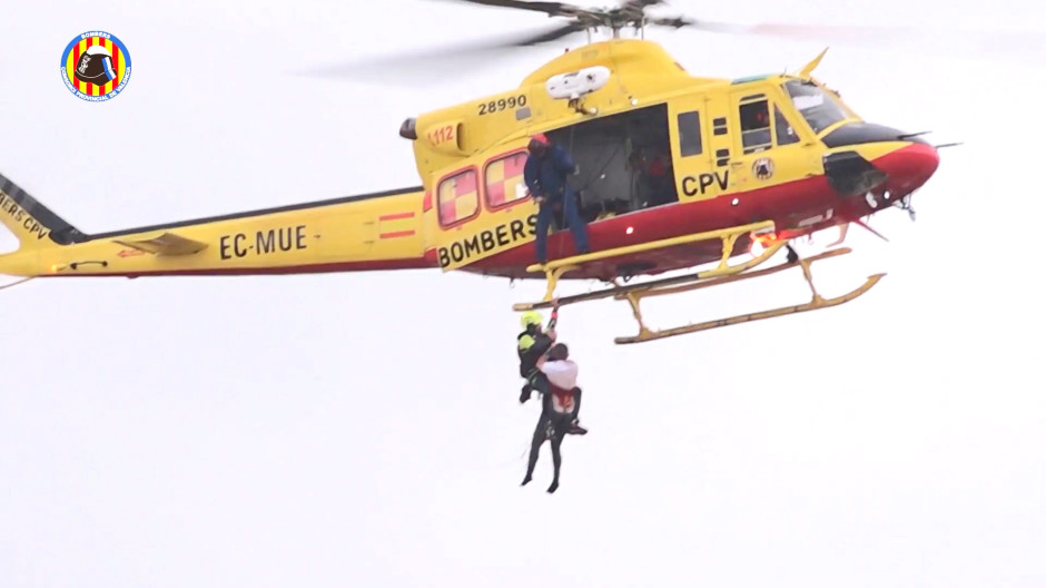 Rescate aéreo al conductor de un camión que volcó por las fuertes lluvias