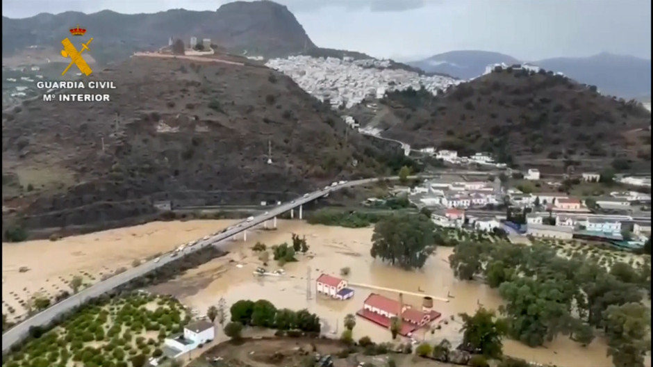 Las impactantes imágenes del desbordamiento del río Guadalhorce en Álora, Málaga