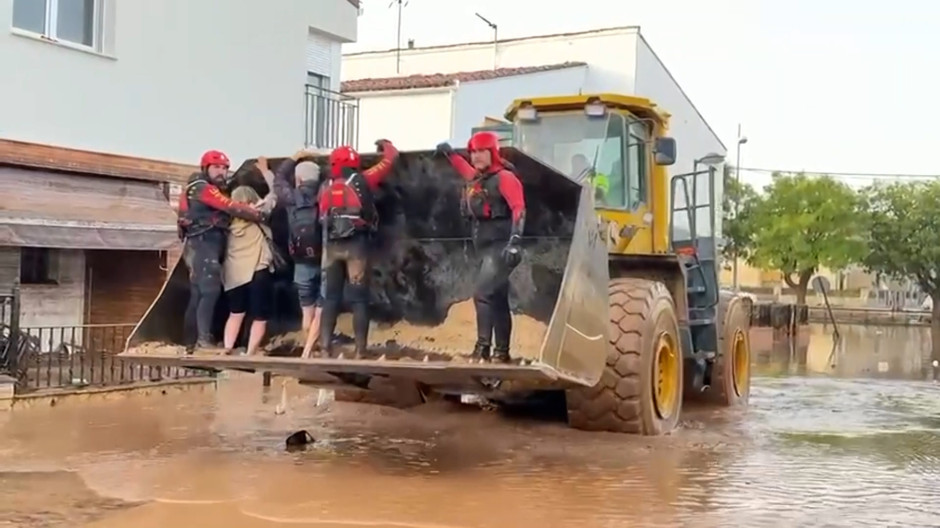 Las tareas de rescate de la UME en el barrio de la Alameda en Utiel