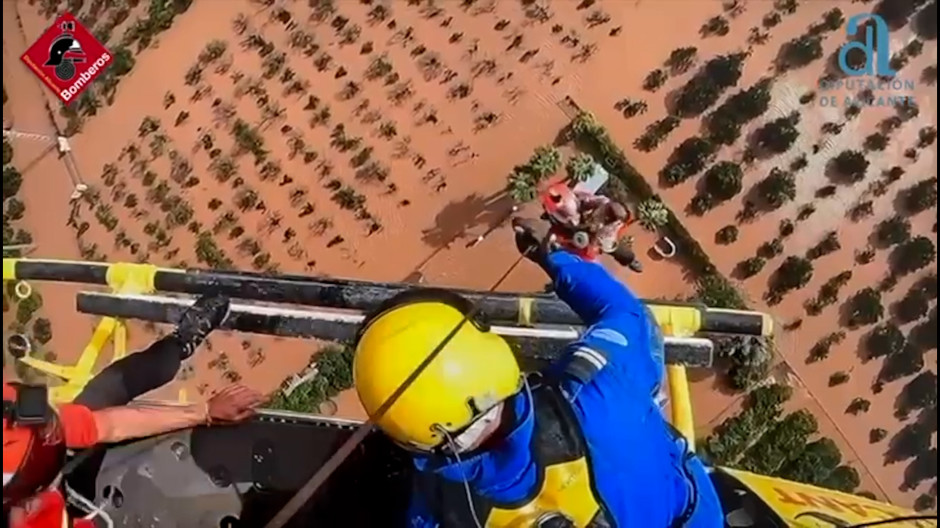 Los Bomberos de Alicante rescatan a un bebé de un año y a su madre en vivienda aislada tras la DANA