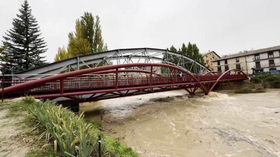 La DANA provoca una fuerte crecida del río Matarraña a su paso por Valderrobres, Teruel