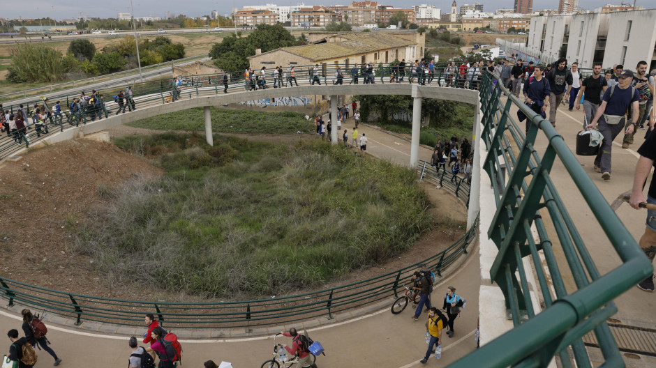 Miles de personas se desplazan desde Valencia a La Torre para ayudar a los afectados por la DANA, este viernesEFE / Ana Escobar