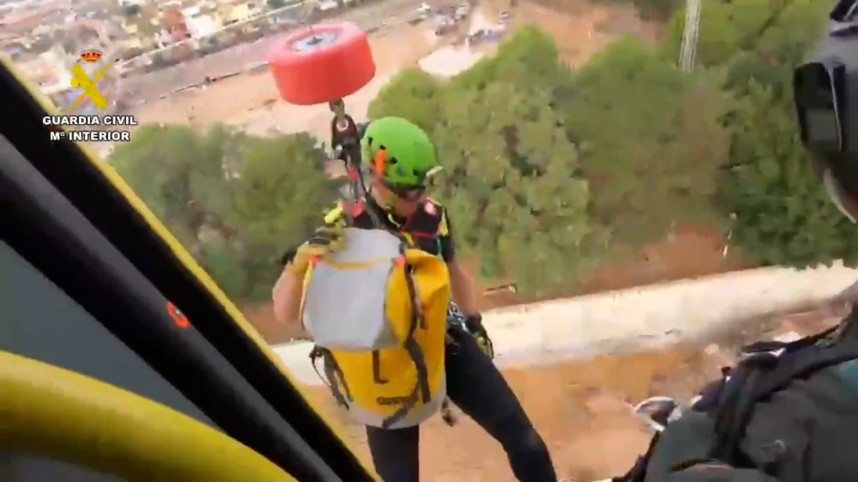 Así busca la Guardia Civil cadáveres en las zonas rurales de Valencia tras el paso de la DANA