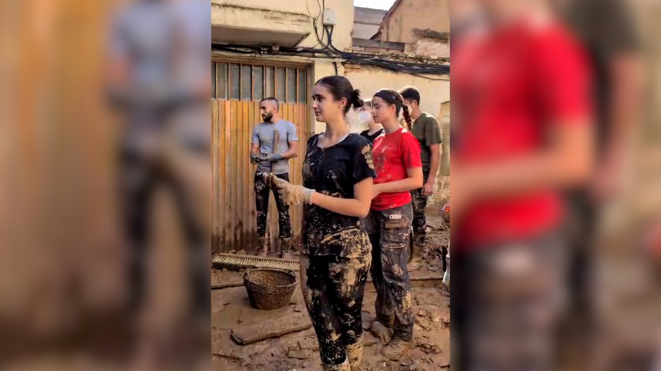 El himno de Valencia, aliento de los voluntarios en la zona cero de la DANA