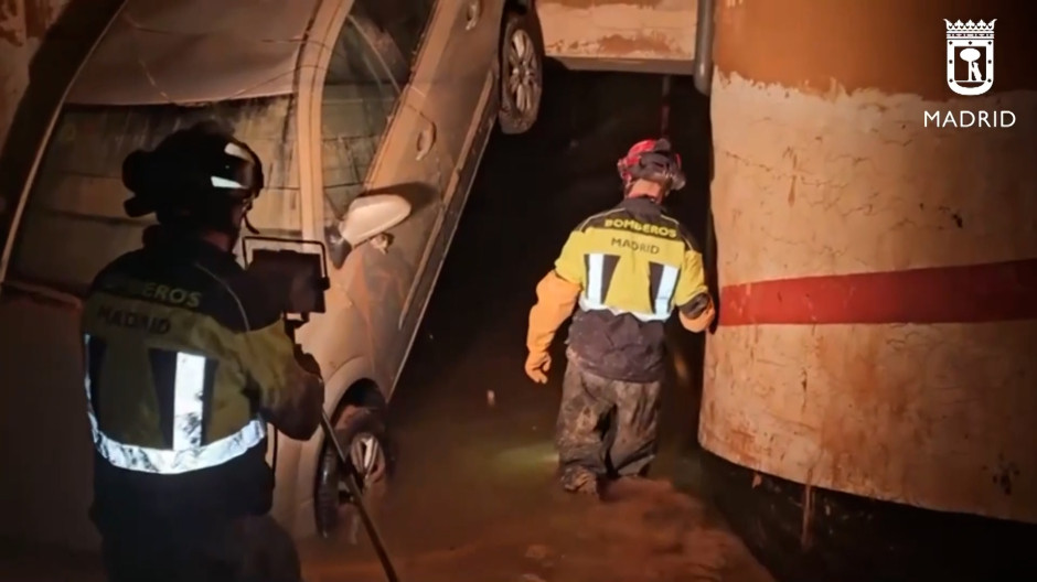 Los Bomberos y la Policía Municipal de Madrid ya ayudan sobre el terreno en Valencia