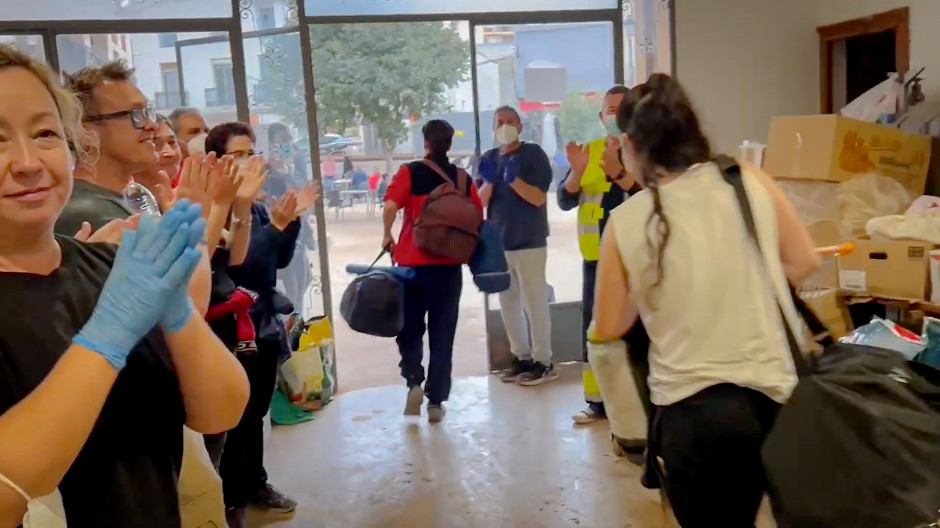 Voluntarios al despedirse después de una larga jornada ayudando