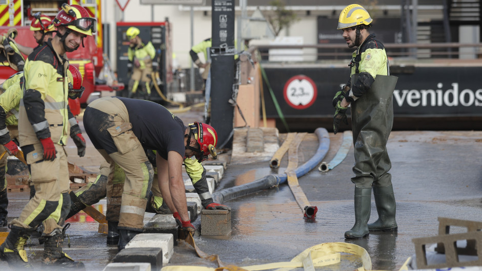 Efectivos de la UME y de Bomberos en el parking del centro comercial Bonaire, en Aldaya