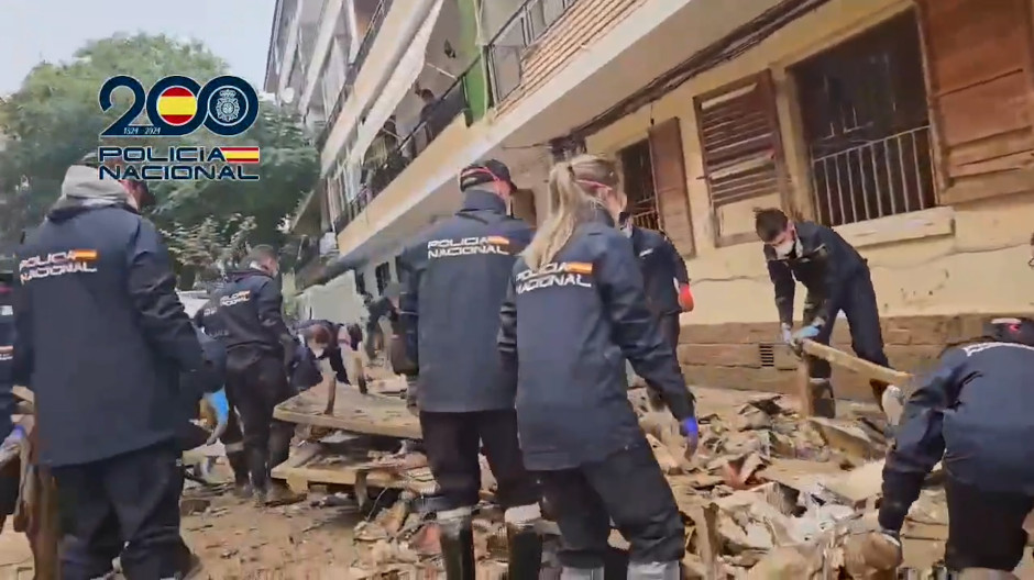 La ovación a los policías alumnos al sumarse a las tareas de limpieza en Alfafar