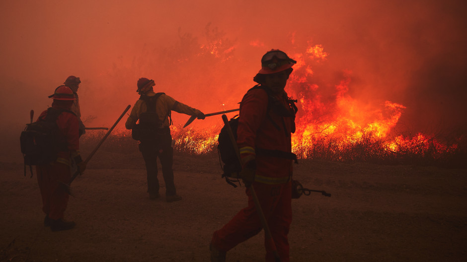 Bomberos luchando contra las llamas en California