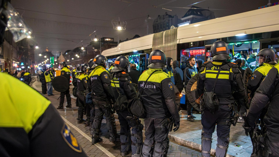 Agentes de Policía, alrededor de un autobús tras el partido de fútbol entre el Ajax y el Maccabi Tel Aviv, en Ámsterdam