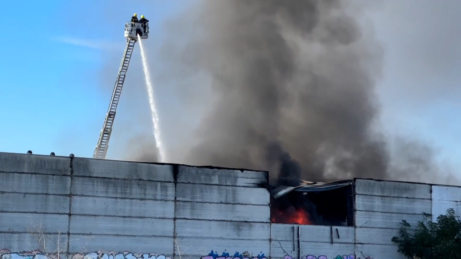 Extinción del incendio por parte de los bomberos de Sevilla