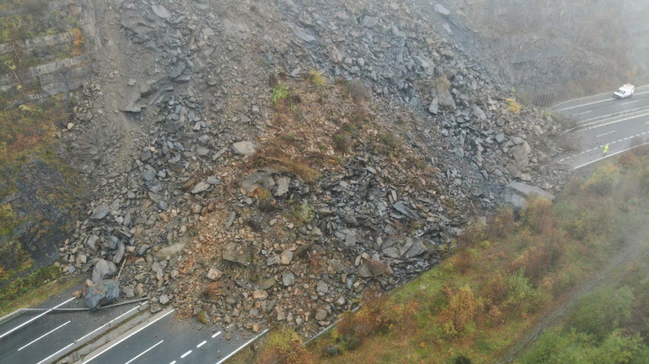 Vista cenital del derrumbe que ha cubierto los dos sentidos de la AP-66