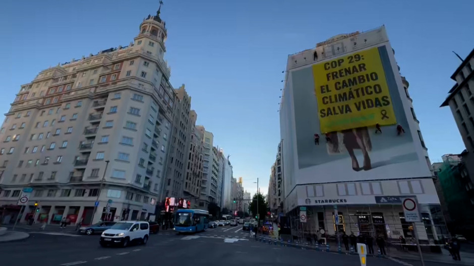 Greenpeace se cuelga de una fachada en Madrid para culpar al «cambio climático» de la DANA