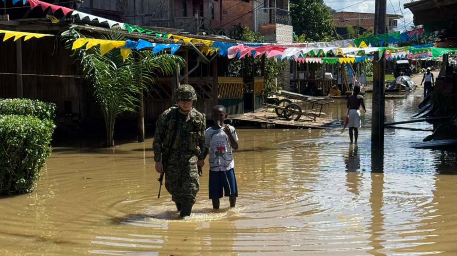 Soldado colombiano ayudando en Chocó