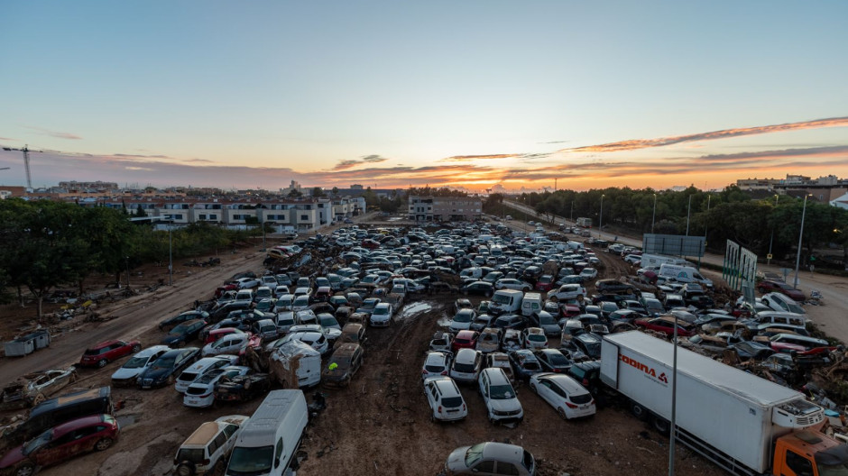 El solar inundado de Alfafar lleno de coches