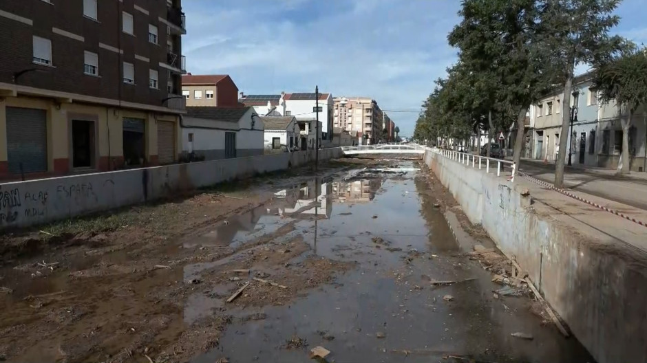 Continuan los trabajos en la estación de Aldaia para restablecer su funcionamiento tras la DANA