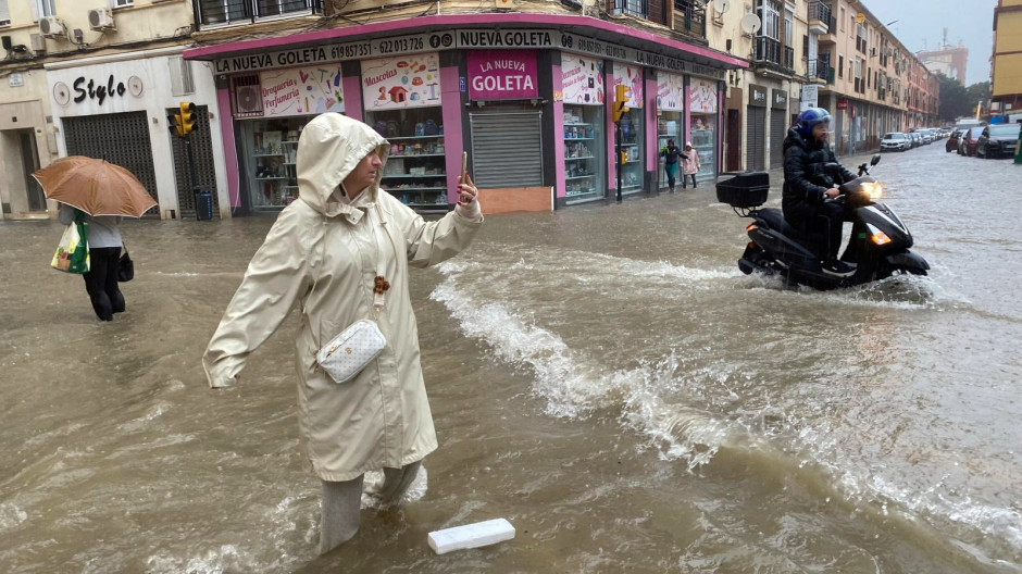 Más de 140 litros por metro cuadrado anegan las principales calles de la ciudad de Málaga