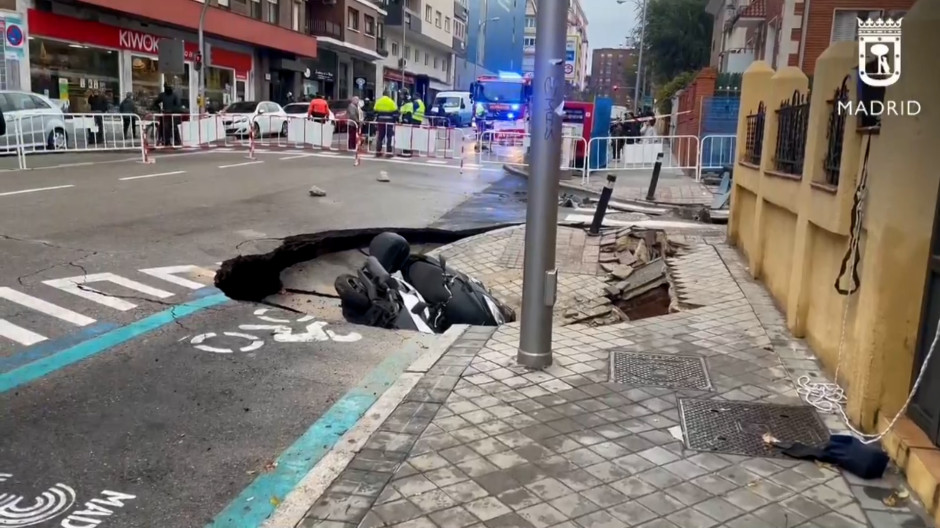 Un socavón de 30 metros causa el cierre de la avenida de los Toreros en Madrid