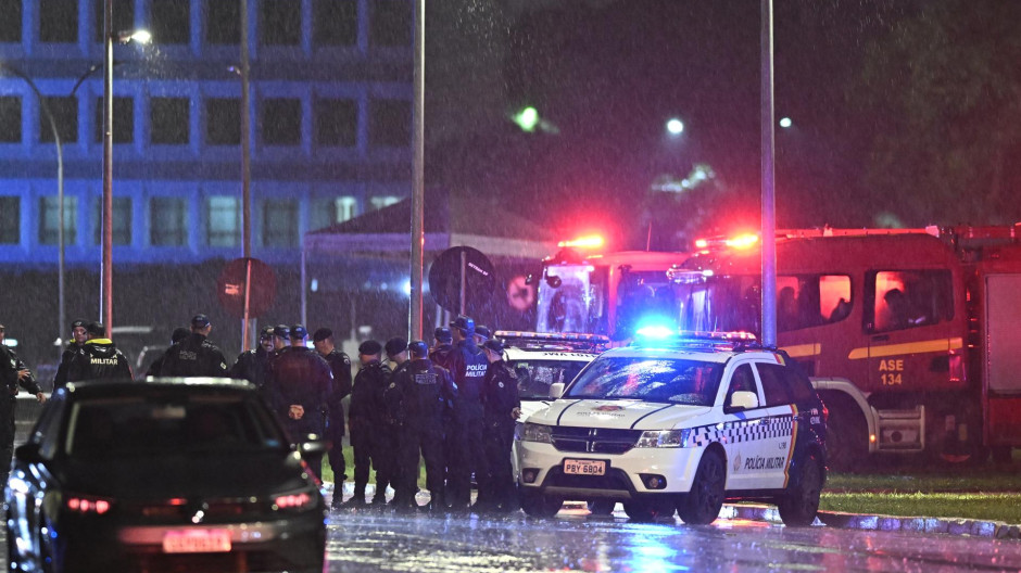 Miembros de la Policía Militar del Distrito Federal, Policía Civil y Policía Judiciaria custodian el lugar de una explosión en la Plaza de los Tres Poderes en Brasilia