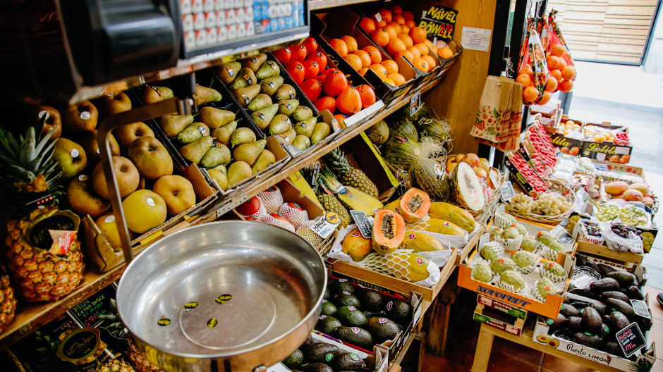 Una balanza y varias piezas de frutas y hortalizas