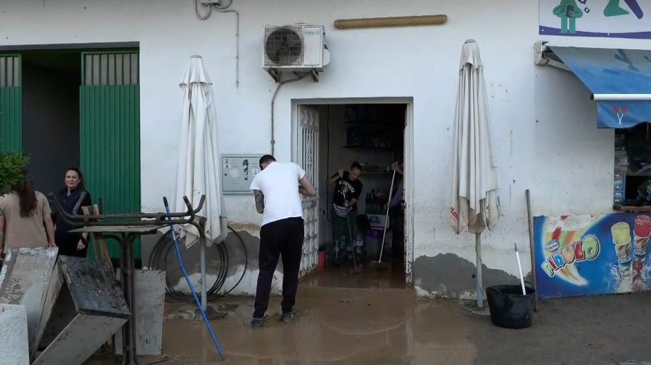 Los vecinos de Benamargosa, Málaga, retiran el lodo de sus casas y negocios