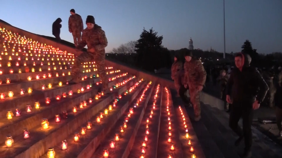 Mil velas encendidas conmemoran cada día de guerra en Ucrania