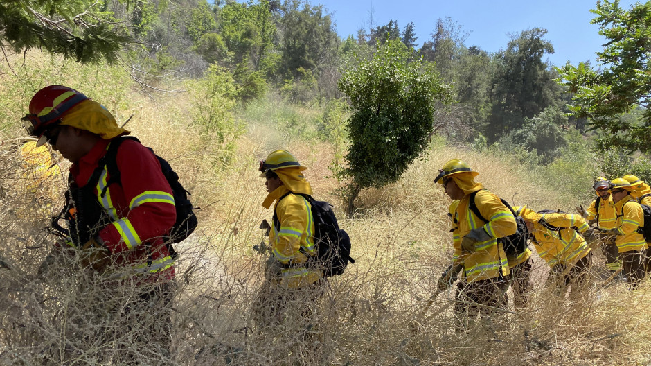 Bomberos chilenos preparan el terreno para evitar que el fuego se expanda