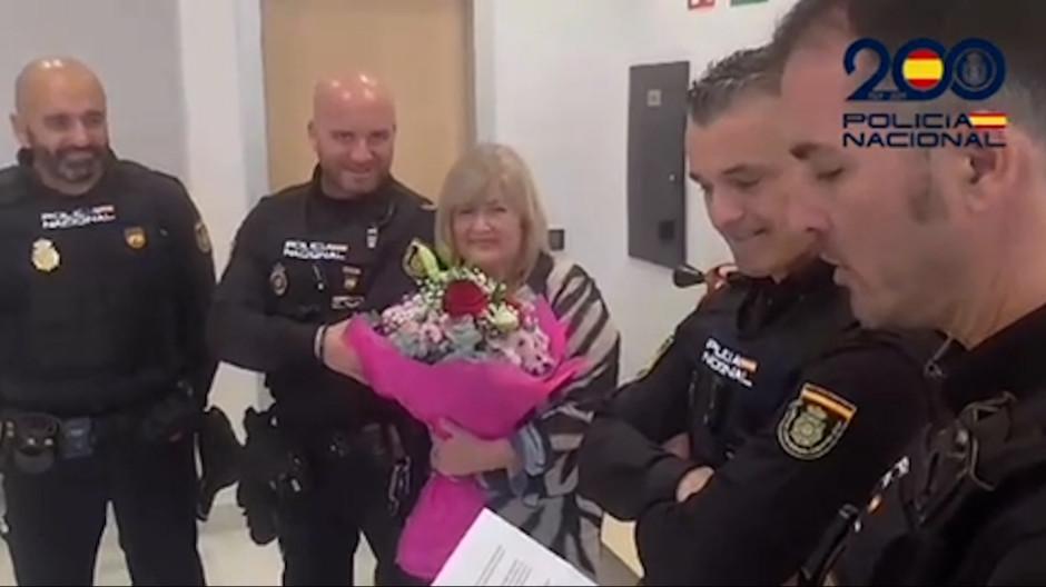 Momento del reencuentro de la mujer con los policías que le salvaron la vida