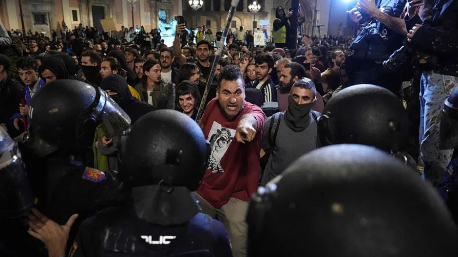 Manifestación contra Mazón en Valencia por la DANA, con uno de los detenidos por los disturbios, en el centro