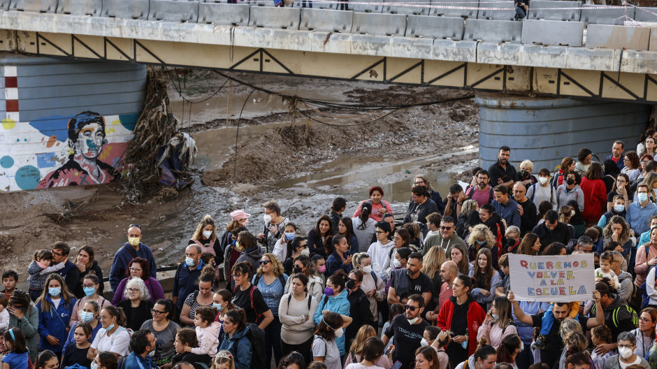 Los vecinos de Paiporta exigen la reapertura de los centros educativos